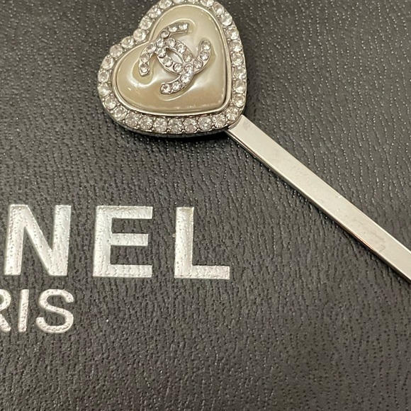 EUC CHANEL PEARL AND CRYSTAL HAIR PIN NO FLAWS - Picture 2 of 5